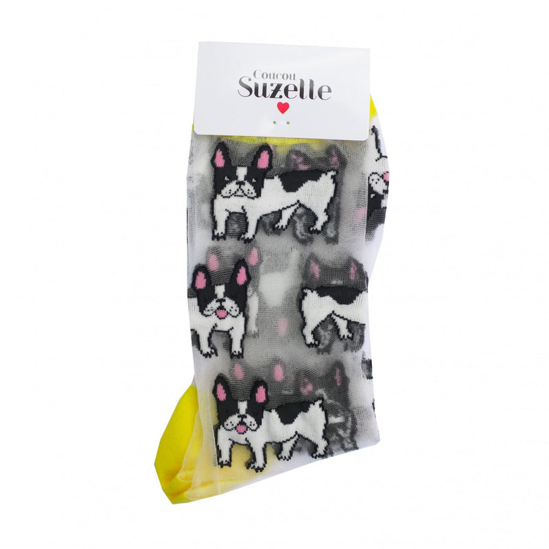 Calcetines de malla transparentes con dibujos de bulldogs franceses. Calcetines con estampado de perros bulldog con el remate, el talón y la punta en amarillo.