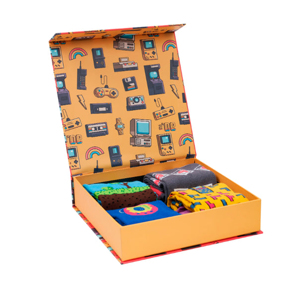 Caja contenedora de set de cuatro pares de calcetines inspirados en juegos de los años 90s