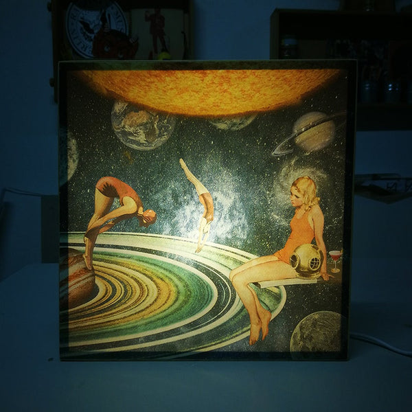 Caja de luz - "Bañistas en Saturno" de El Lucernario