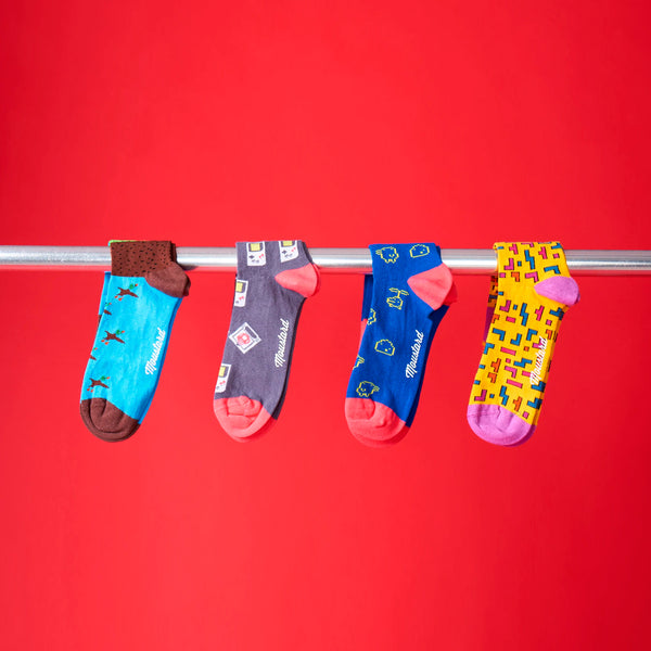 de cuatro pares de calcetines de algodón con diseños inspirados en juegos de la década de los 90. Set de cuatro calcetines de media caña estampados con motivos retro