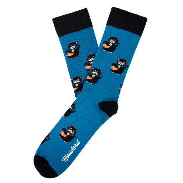 par de calcetines de fondo azul con dibujos de gatos de la suerte manekineko y con puntera, remate y talón en negro