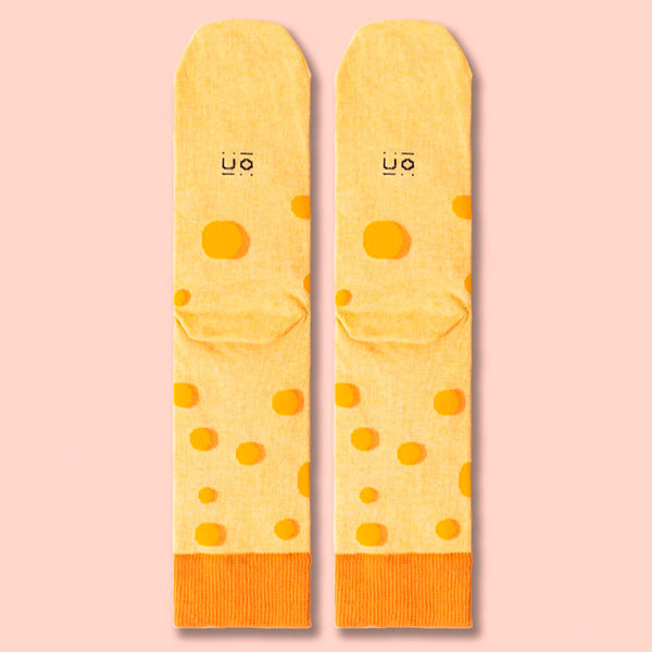 Trasera de Calcetines amarillos que imitan un queso gruyere con la frase "estas como un queso".