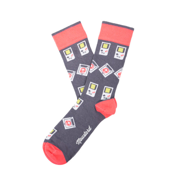 par de calcetines de fondo gris con dibujos de Game Boy y cartuchos de juego de Game Boy con la puntera, el remate y el talón rojo