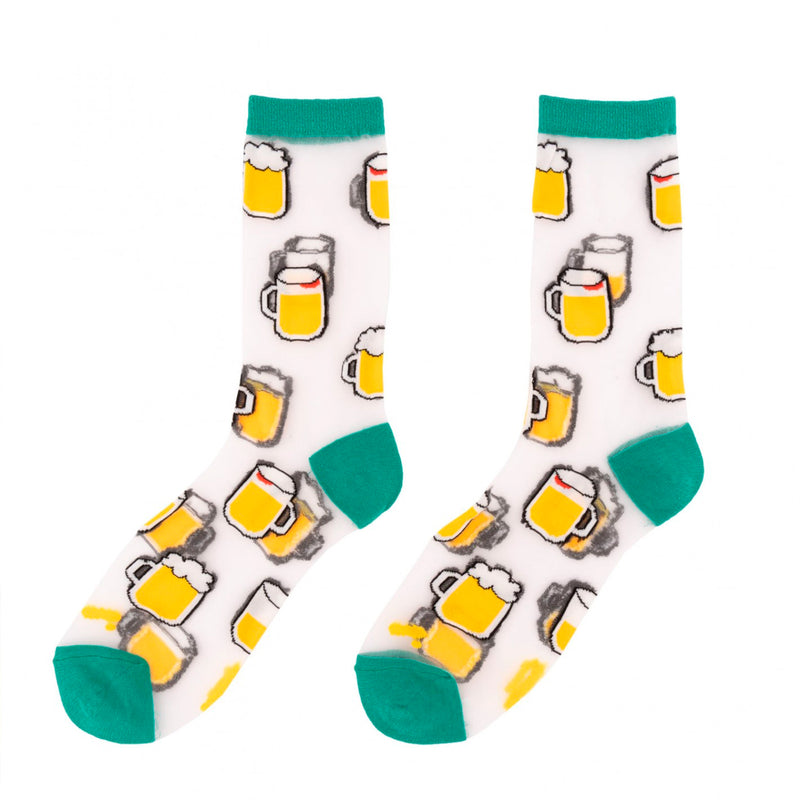 Calcetines de malla transparentes con dibujos de cervezas. Calcetines con estampado de jarras de cerveza con el remate, el talón y la punta en verde.