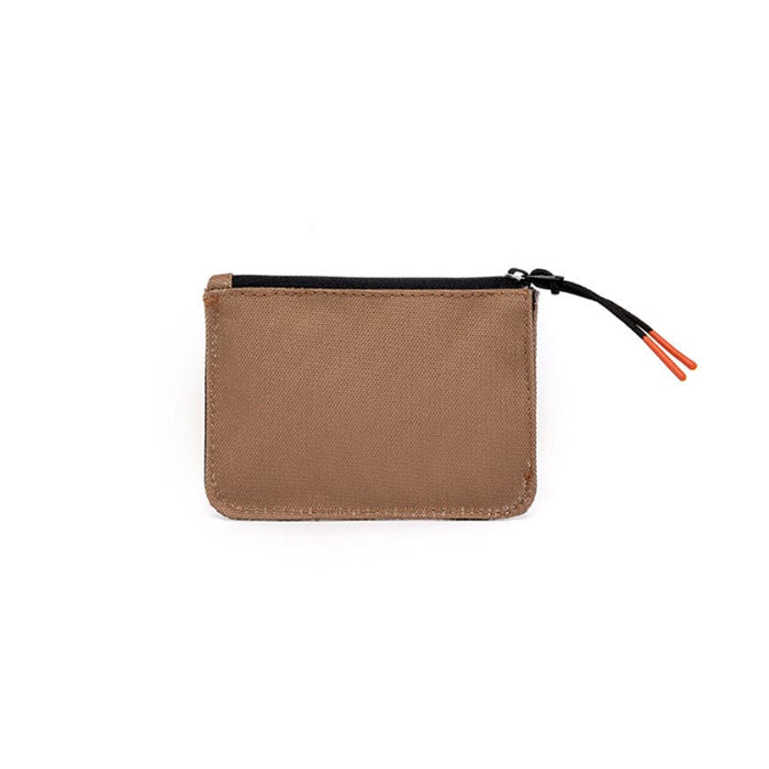 Monedero pequeño impermeable color camel con cierre de cremallera. Ligero monedero fabricado a partir de botellas PET recicladas.