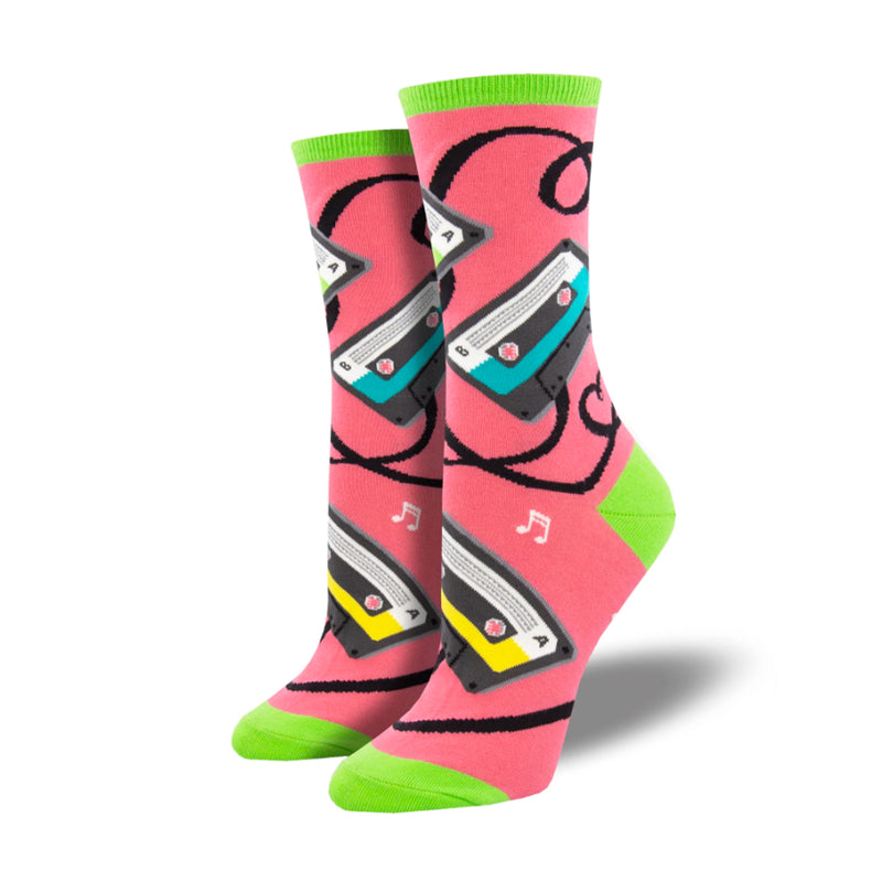Calcetines rosa con dibujo de cintas de casete y notas musicales con puntera, talón y goma en color verde pistacho.