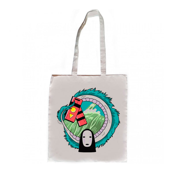 ote bag inspirada en la película de Gibli, El Viaje de Chihiro. Bolsa de algodón con ilustración de ola rodeada por una cola de dragón blanco y azul.