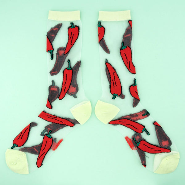 Calcetines de malla transparentes con dibujos de pimientos chili rojos. Divertidos calcetines de algodón, poliéster y spandex. Complemento divertido para los más atrevidos y amantes del picante.