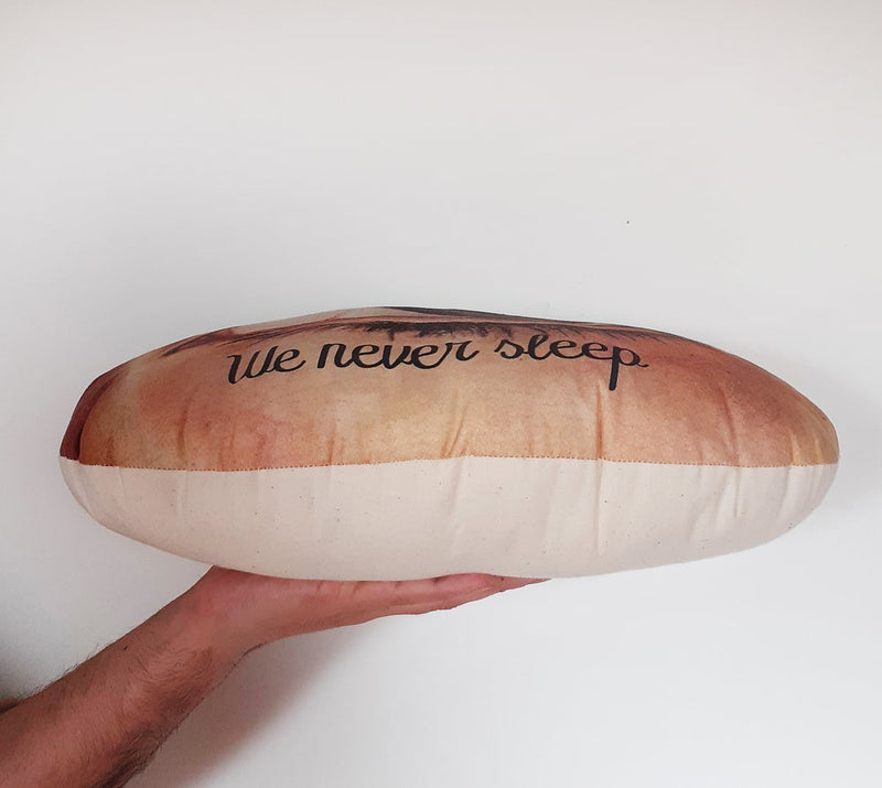 Cojín -  "We never sleep"