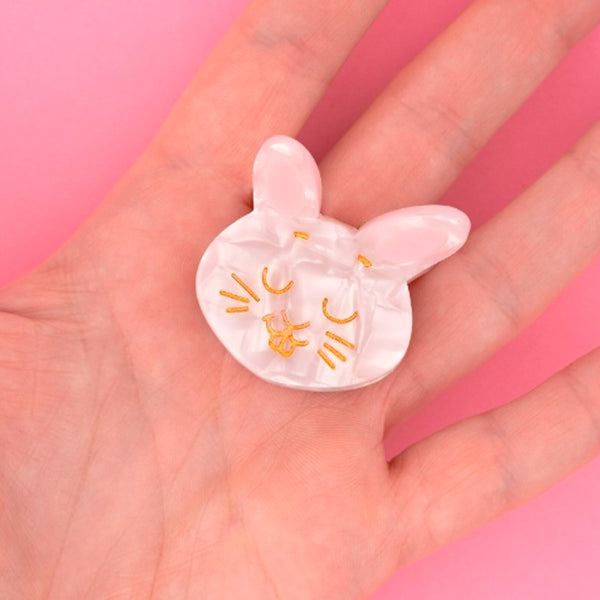 Divertida minipinza para el pelo en forma de cara de conejo blanco. Un accesorio para el pelo en forma de conejito blanco, divertido y muy original. El complemento ideal para los que se atreven con todo. Perfecto para los amantes de los animales, de los conejos y para los más coquetos.