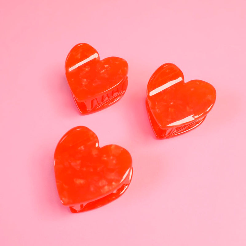 Pinza para el pelo pequeña en forma de corazón rojo. Pinza dentada para el pelo fabricada con acetato de celulosa reciclado.  Original pinza para el cabello ideal para sujetar el pelo sin dañarlo.