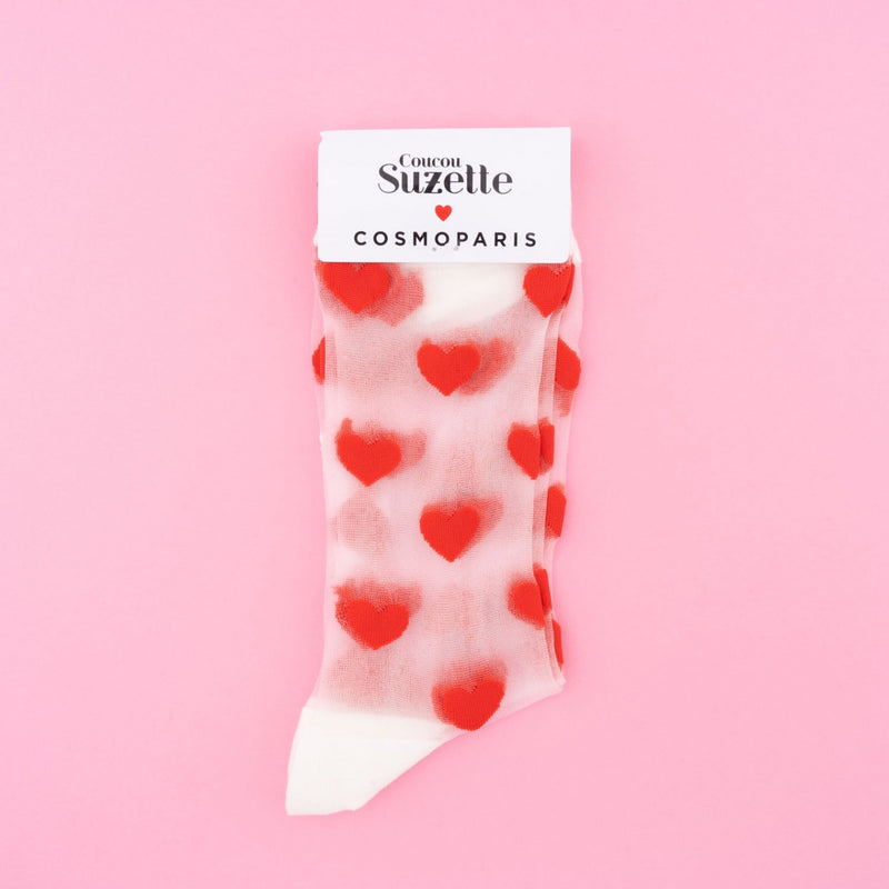 Calcetines de malla transparente con estampado de corazones rojos. Divertidos calcetines de algodón, poliéster y spandex. Llamativos y originales.