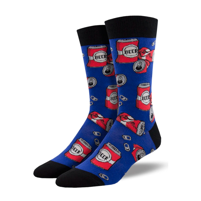 Calcetines de fondo azul con estampado de latas de cerveza rojas aplastadas. Puntera talón y remate en color negro.