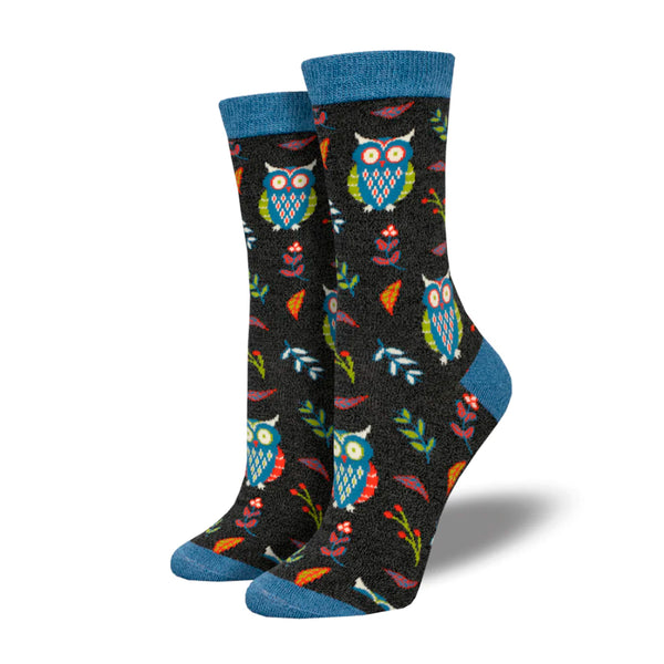  Calcetines de media caña de fondo gris oscuro estampado con búhos y hojas en tonos azules, verdes, naranjas y rosas. Calcetines estampados con pájaros con puntera, remate y talón en color azul.