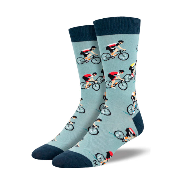 Calcetines de fondo azul claro con dibujos de ciclistas. Calcetines azules con ilustración de hombres montados en bici, con puntera, talón y remate en azul oscuro. 