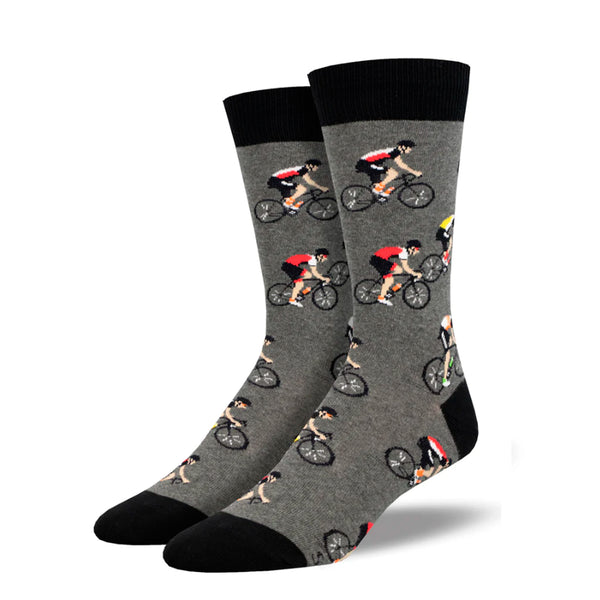 Calcetines de media caña de fondo gris estampado con ciclistas. Calcetines estampados con ciclistas con la puntera, el remate y el talón en negro.