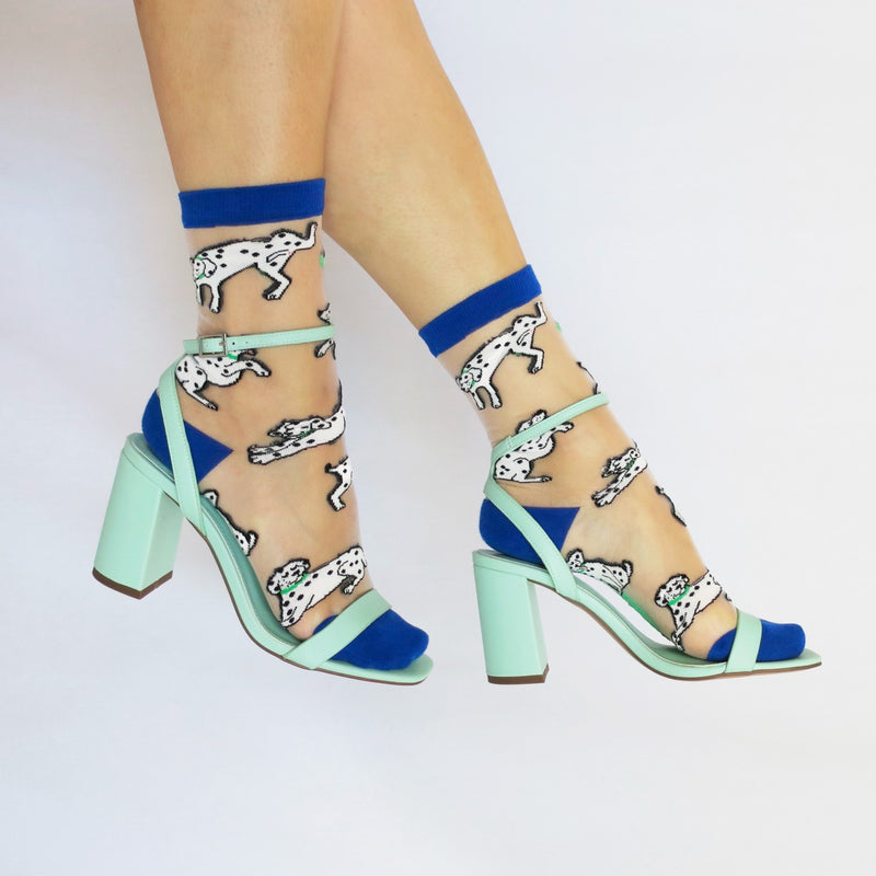Divertidos calcetines de malla transparente con estampado de dálmatas. Calcetines de algodón, poliéster y spandex con estampado de perros.