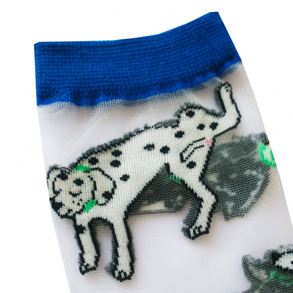 Divertidos calcetines de malla transparente con estampado de dálmatas. Calcetines de algodón, poliéster y spandex con estampado de perros.