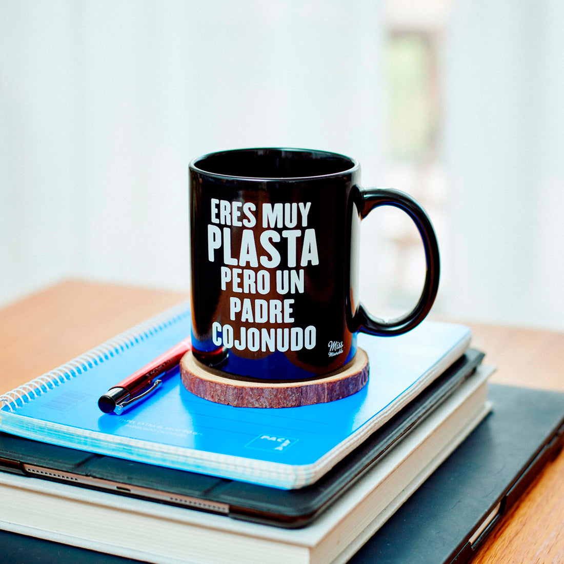 Taza de cerámica negra con frase "Eres muy plasta pero un padre cojonudo" en letras blancas. 