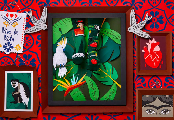 Calcetines de algodón con retrato de Frida Kahlo y con dibujos de aves tropicales, hojas y corazones.