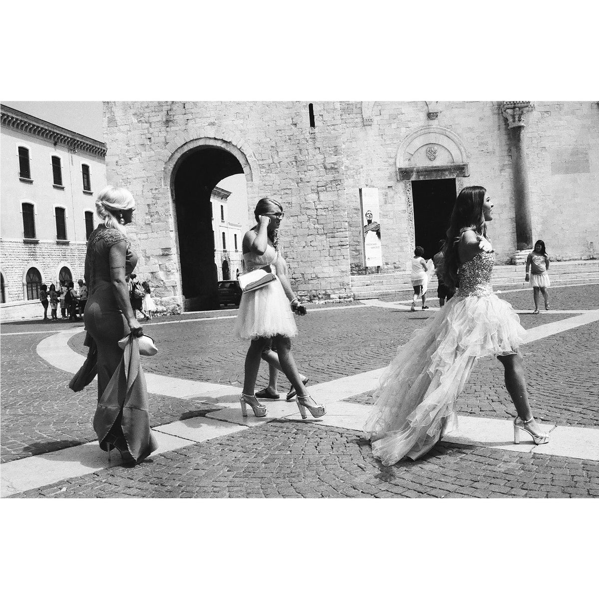 Fotografía en blanco y negro de mujeres vestidas de fiesta en una plaza adoquinada tomada con la película fomapan profi line creative ISO 200 para cámaras de formato 120