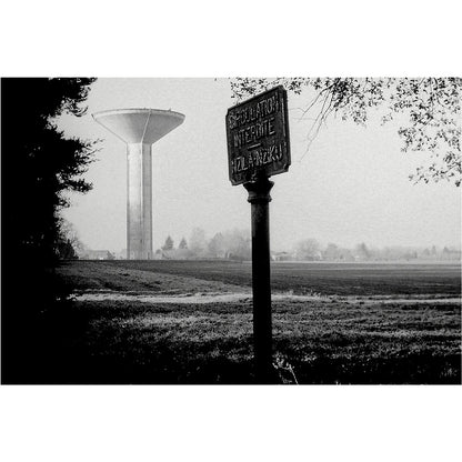 Fotografía en blanco y negro de cartel en un campo tomada con al pelicula fomapan profli line creative ISO 200 para cámaras de formato 120
