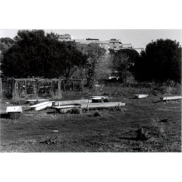 Fotografía en blanco y negro de un descampado con escombros  tomada con la pelicula fomapan profi line action ISO 400 para camaras de 35mm