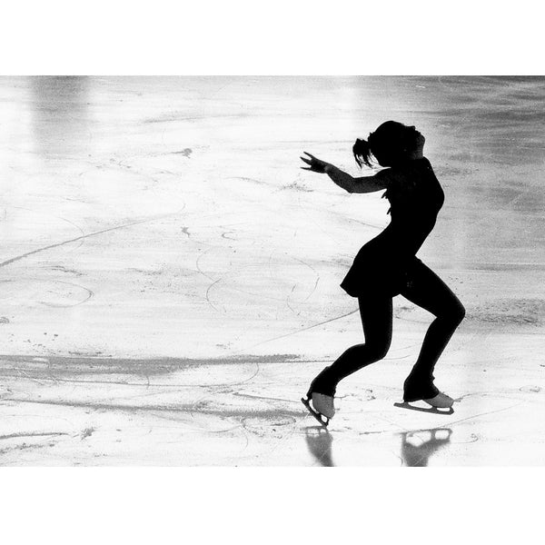 Fotografía en blanco y  negro de patinadora sobre hielo a contraluz tomada con la película Ilford HP5 Plus ISO 400.