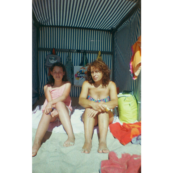 Fotografía a color de dos mujeres en la playa tomada con la película Fujicolor C200 de 35mm por Alexandra Guedes.
