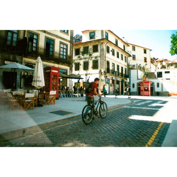 Fotografia a color de una calle del centro de Oporto tomada con la película Fujicolor C200 de 35mm por Alexandra Guedes.