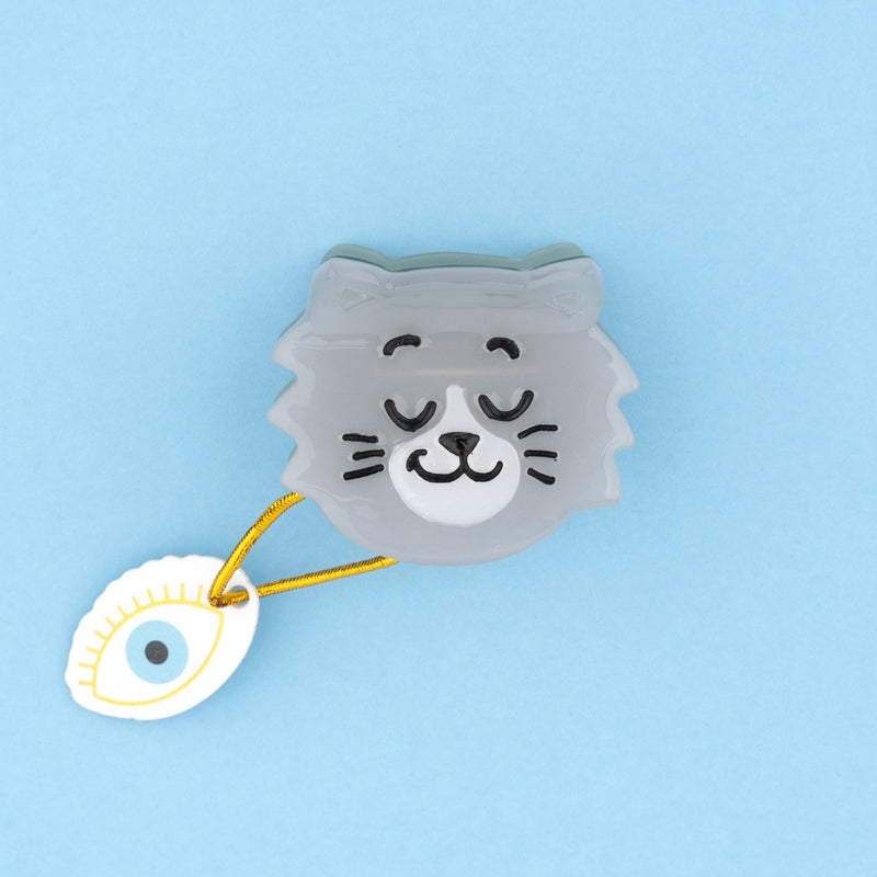 Divertida minipinza para el pelo en forma de cara de gatito gris. Un accesorio para el pelo en forma de gato gris blanco, divertido y muy original. El complemento ideal para los que se atreven con todo. Perfecto para los amantes de los animales, de los gatos y para los más coquetos.  Pinza pequeña fabricada con materiales reciclados: acetato de celulosa reciclada, por lo que es un complemento ecológico.