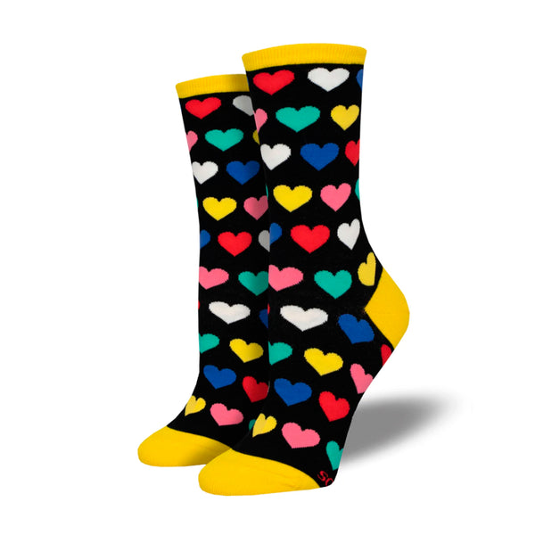 Calcetines de algodón con dibujo de corazones. Calcetines negros con puntera, remate y talón en amarillo y estampado de corazones de distintos colores (azul, verde, amarillo, rosa, blanco, rojo).