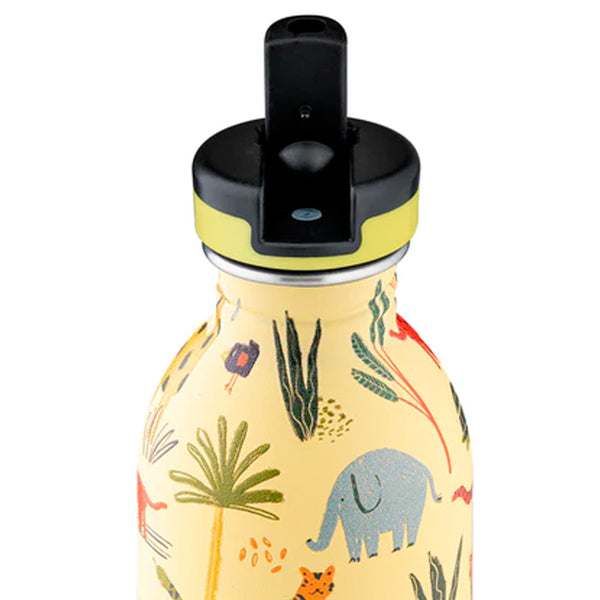 Botella de acero inoxidable infantil de color amarillo con estampado de animales de la jungla y capacidad para 250 ml. Vista frontal con el tapón abierto.