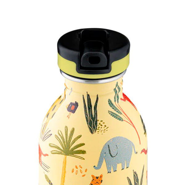 Botella de acero inoxidable infantil de color amarillo con estampado de animales de la jungla y capacidad para 250 ml. Vista detalle con el tapón cerrado.