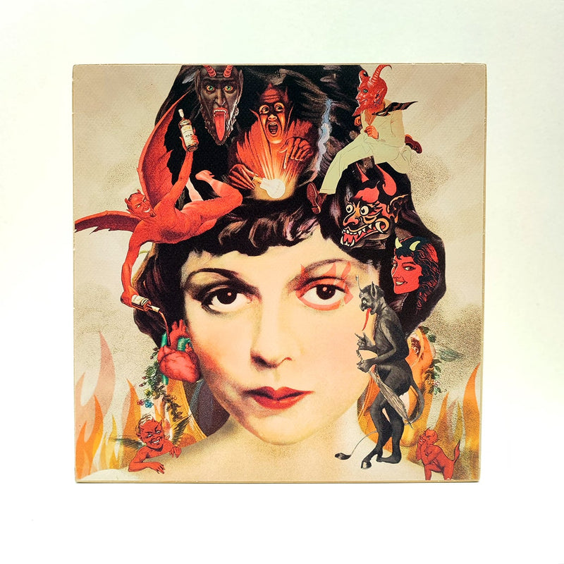 Caja de luz de madera y papel con la imagen de un rostro femenino rodeado de llamas y demonios. Caja de luz hecha de forma manual con imagen de rostro de mujer vintage, demonios y llamas.