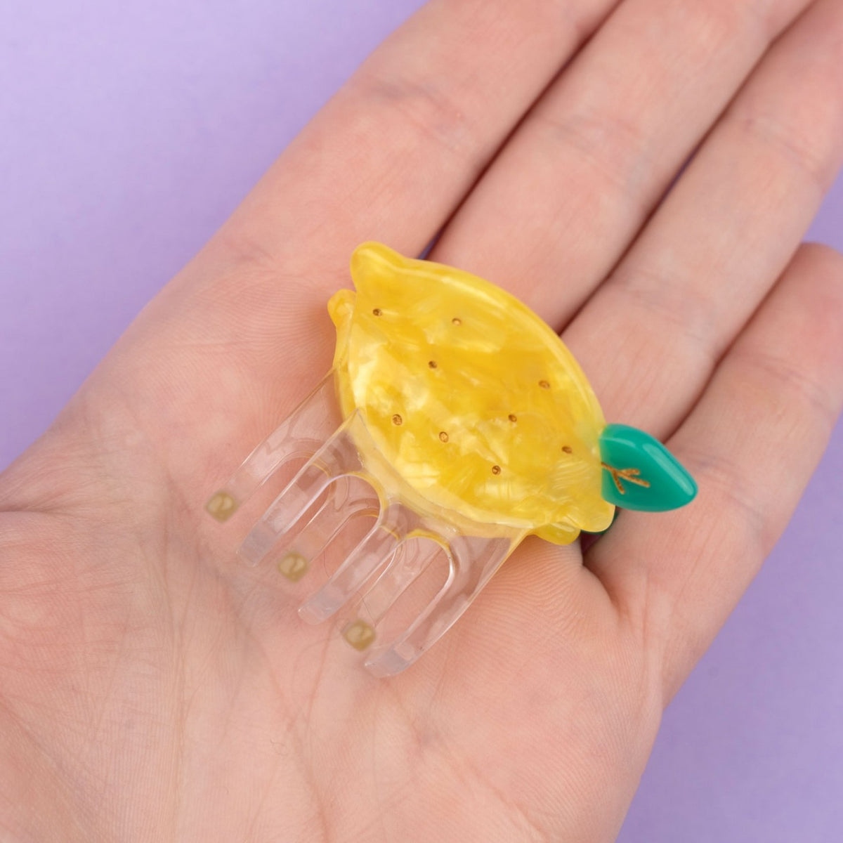 Pinza para el pelo original en forma de pequeño limón. Pinza para el pelo fabricada con acetato de celulosa reciclado y biodegradable. Complemento ecológico y original