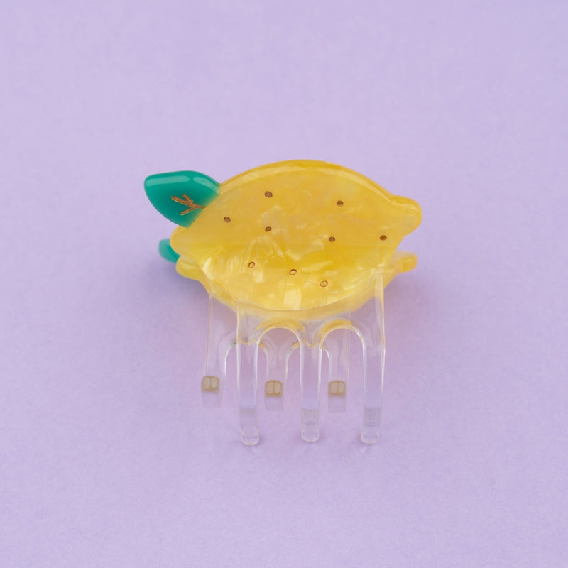 Pinza para el pelo original en forma de pequeño limón. Pinza para el pelo fabricada con acetato de celulosa reciclado y biodegradable. Complemento ecológico y original