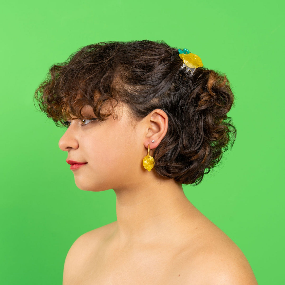 Pinza para el pelo original en forma de pequeño limón. Pinza para el pelo fabricada con acetato de celulosa reciclado y biodegradable. Complemento ecológico y original. Modelo