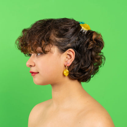 Pinza para el pelo original en forma de pequeño limón. Pinza para el pelo fabricada con acetato de celulosa reciclado y biodegradable. Complemento ecológico y original. Modelo