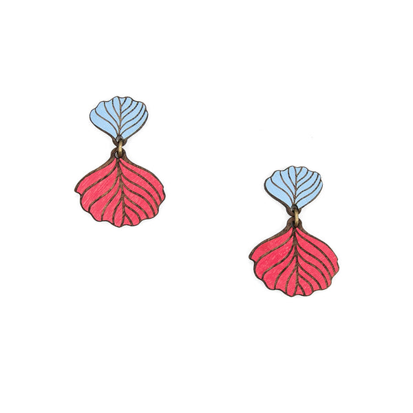 Pendientes de aro con cierre de mariposa de madera en forma de hojas. Pendientes de madera en forma de dos hojas en colores azul y rojo.