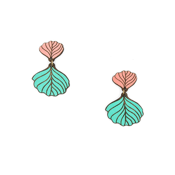 Pendientes con cierre de mariposa de madera en forma de hojas. Pendientes de madera en forma de dos hojas en colores verde turquesa y rosa.