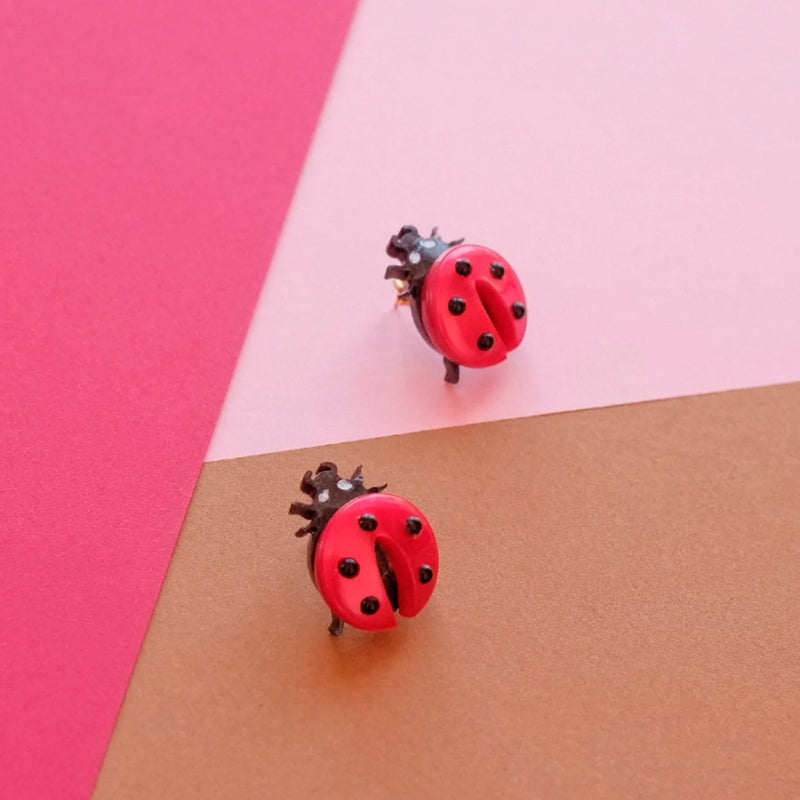 Pendientes de metacrilato en forma de mariquita.