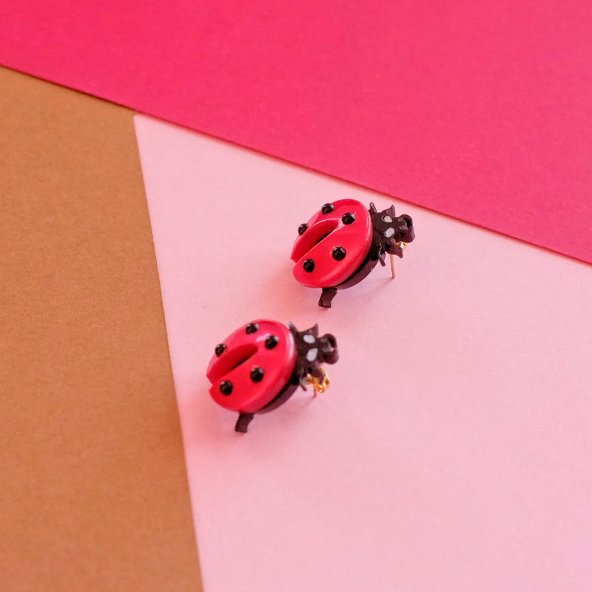 Pendientes de metacrilato en forma de mariquita.