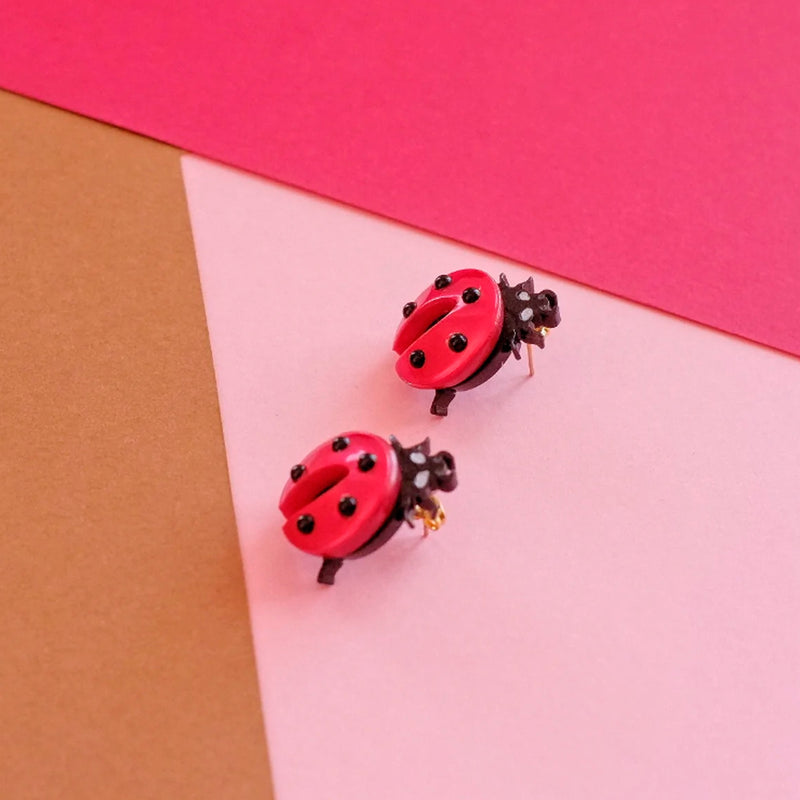 Pendientes de metacrilato en forma de mariquita.