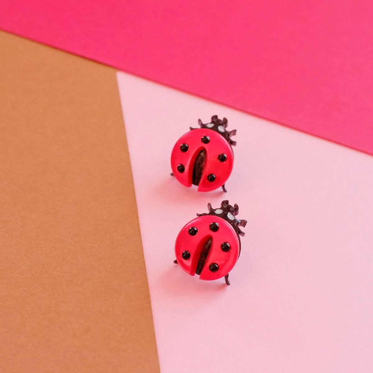 Pendientes de metacrilato en forma de mariquita.