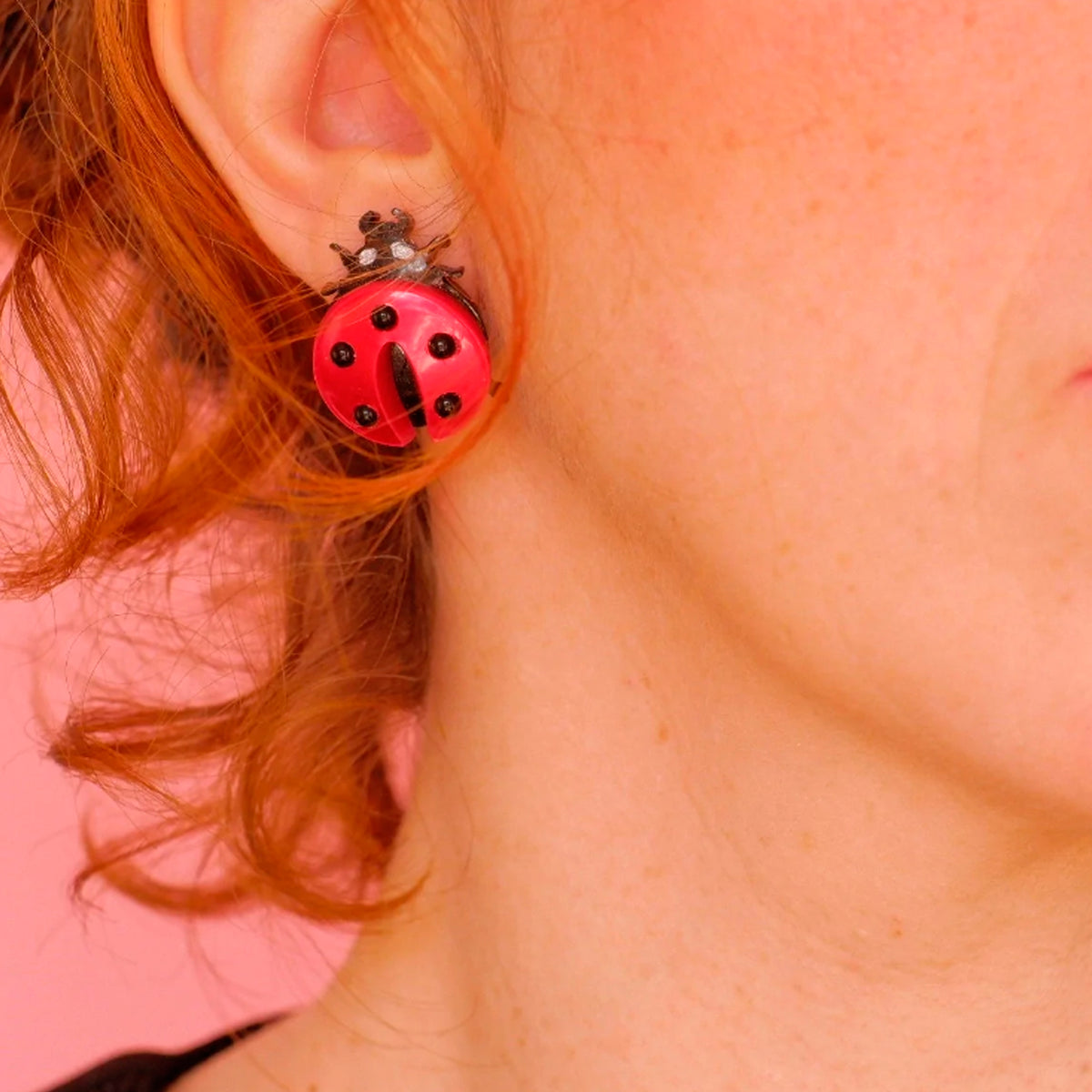 Pendientes de metacrilato en forma de mariquita.
