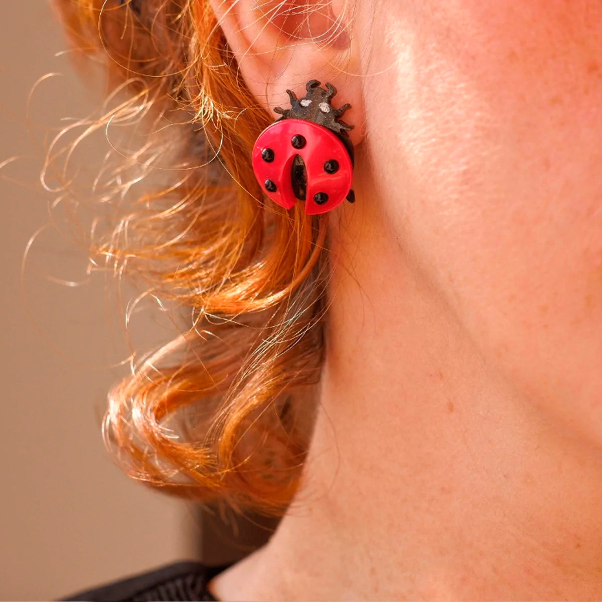Pendientes de metacrilato en forma de mariquita.