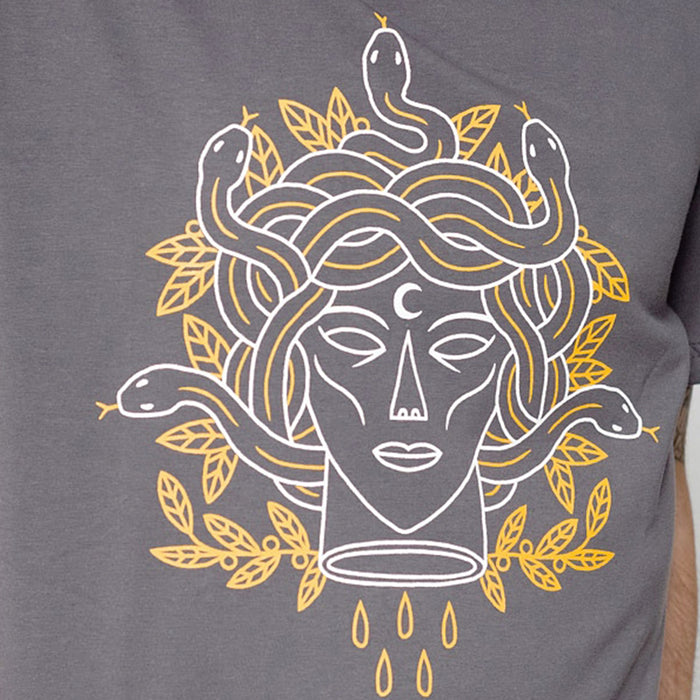 Camiseta gris antracita con ilustración de Medusa: mujer con serpientes por cabello en tonos blancos y amarillos.