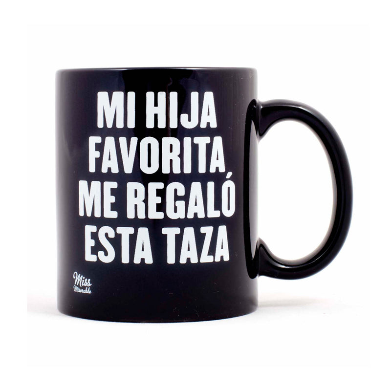 Taza de cerámica negra con frase "Mi hija favorita me regaló esta taza" en letras blancas.