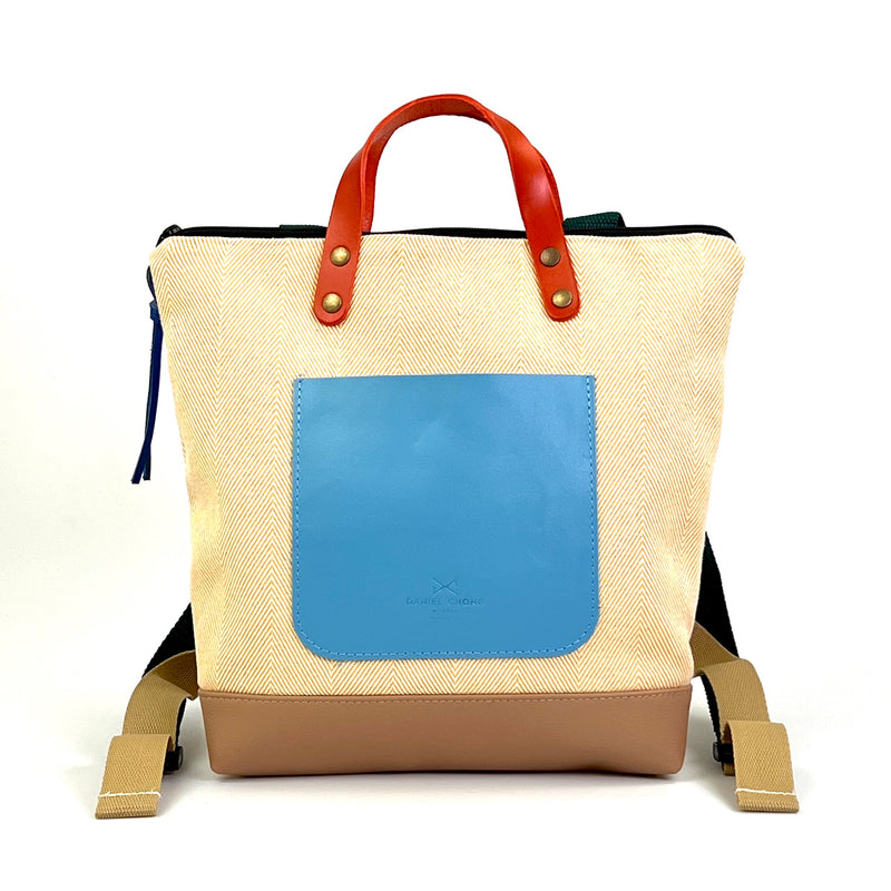Mochila Mini Cuadrada Loneta de Daniel Chong - Espiga amarilla con bolsillo azul y base marrón